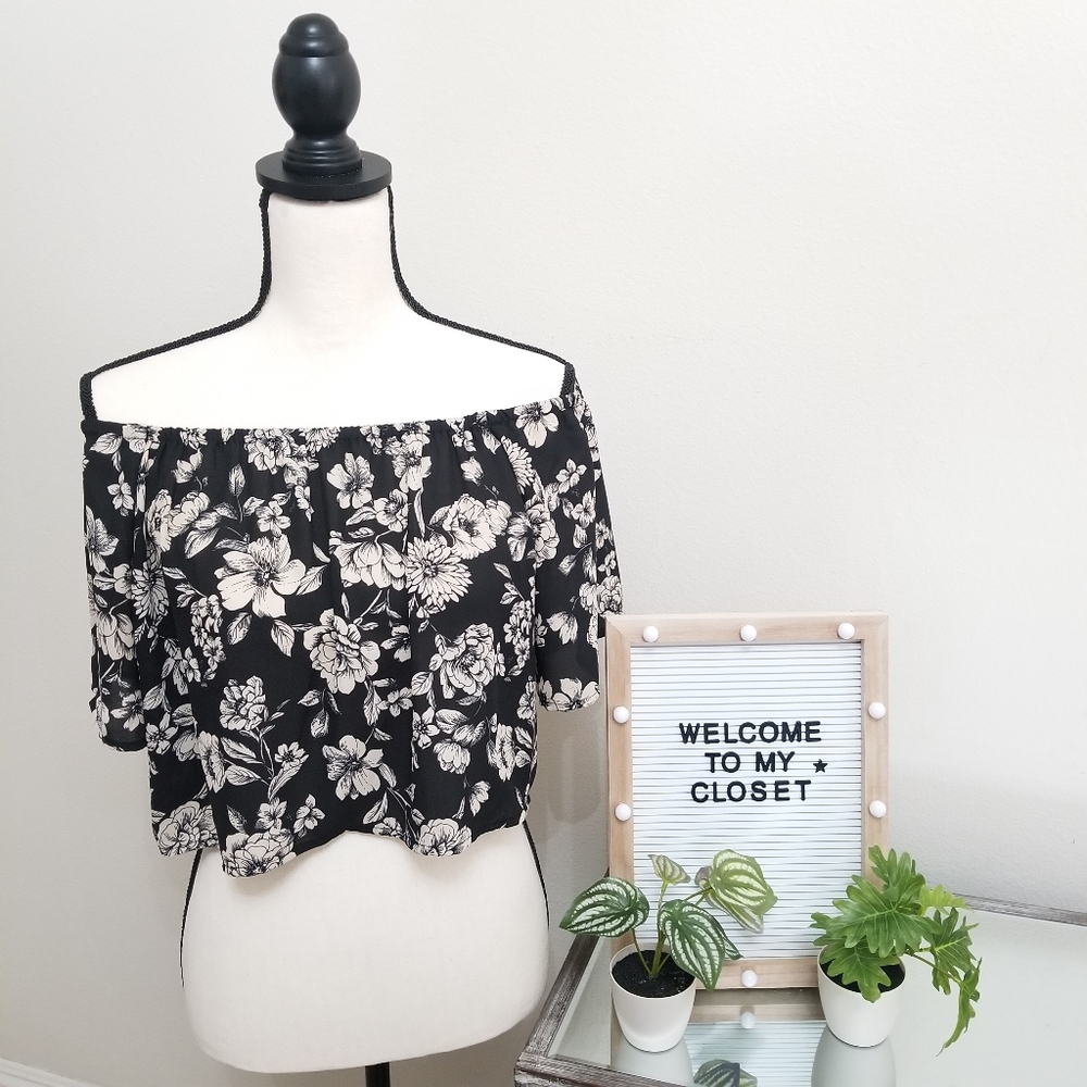 SALE❗️4 for $20 Beautiful Floral off-shoulder crop top - Picture 2 of 9